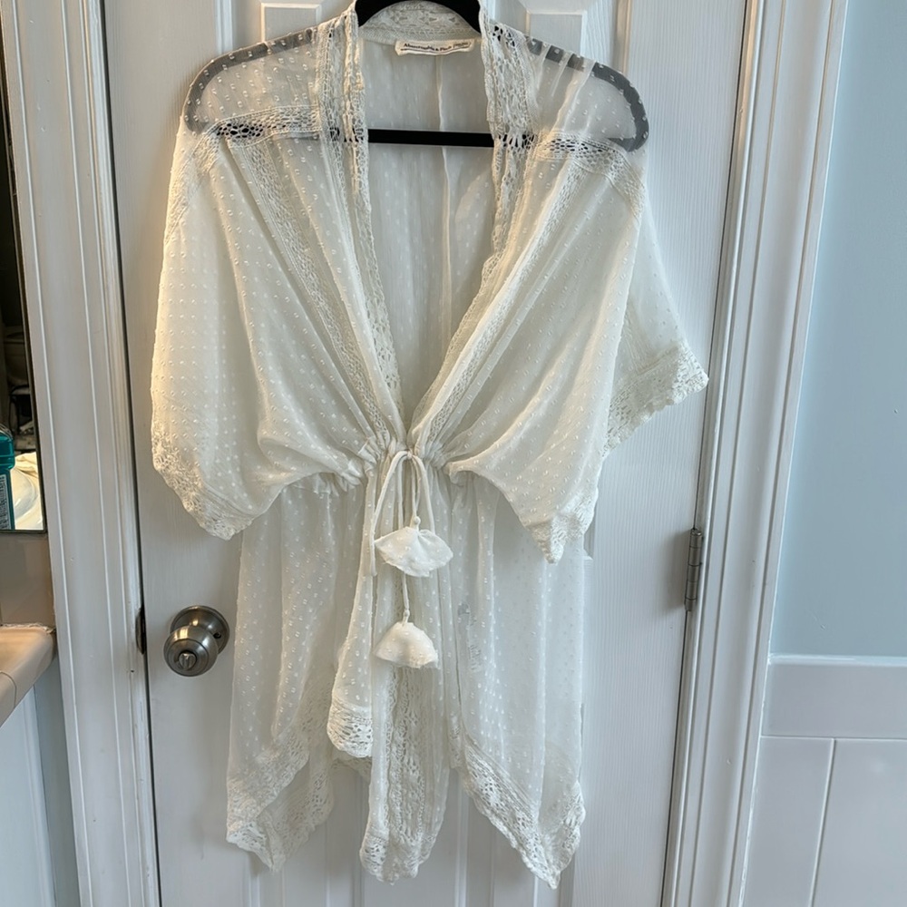 Abercrombie & Fitch short shear kimono, robe, wrap, coverup. Multi-purpose!